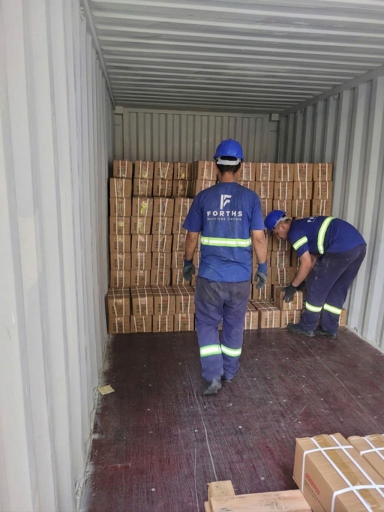 Equipe Forths realizando estufagem de caixas dentro de contêiner